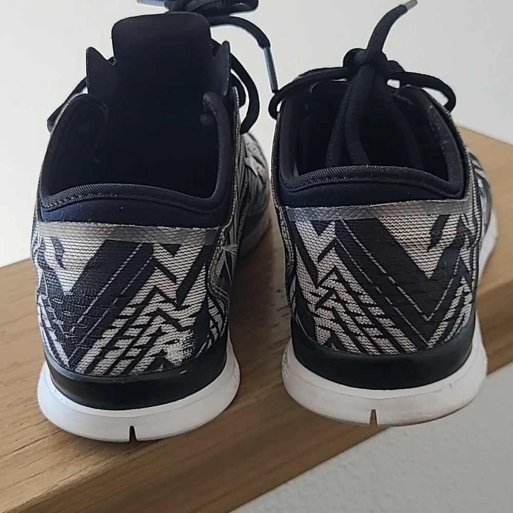 Nike Black and White Geometric Sneakers - Picture 3 of 7